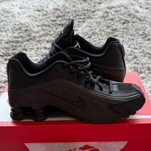 Nike Shox R4 Black sneakers 6.5